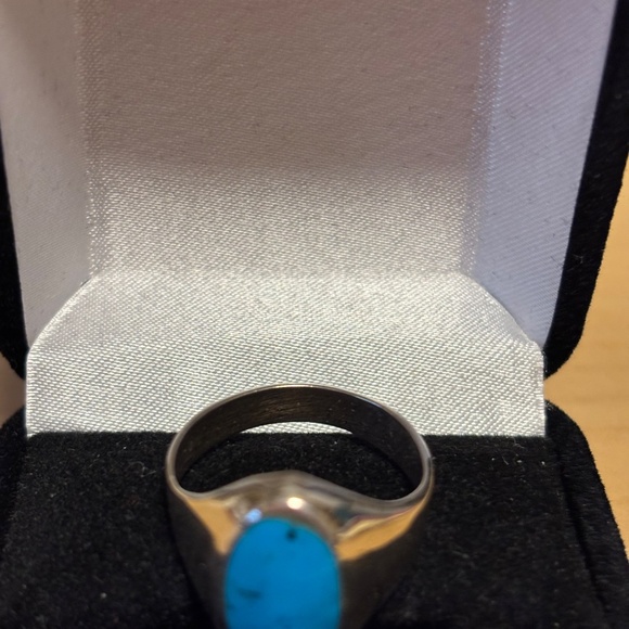 925 Sterling Ring with Blue Stone, 8.6 g., Size 10 - Picture 4 of 5